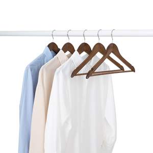 Perchas de Lujo DB para Trajes, Paquete de 60, Madera de Nogal Sólido con Acabado Lacado, Gancho de Metal para Uso en Tiendas de Ropa - Product Image 3