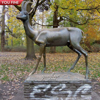 Sculpture d'antilope grandeur nature en bronze YOUFINE, patine antique, statue de gazelle sauvage avec base en pierre pour la décoration de parcs et de jardins