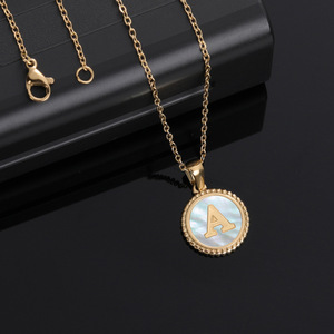Collar con Disco de Letra, Chapado en Oro PVD de 18K, Colgante de Acero Inoxidable con Inicial y Dije Redondo de Esmalte Azul, Joyería Hipoalergénica - Product Image 4