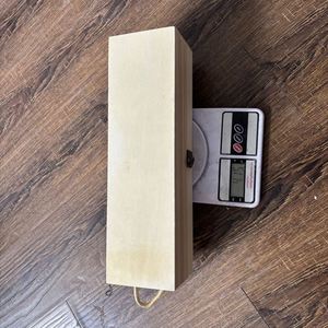 Caja de Madera de Pino para una Sola Botella de Vino con Asa de Cuerda y Cierre Metálico - Product Image 6