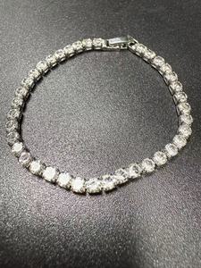 Bracciale Tennis alla Moda con Zirconi, Argento con Pietre Quadrate Bianche Scintillanti, Gioiello da Matrimonio per Donne e Ragazze - Product Image 2