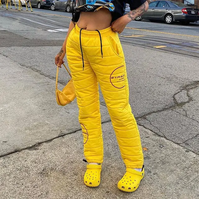 冬の新しい女性黄色のフグパンツレタープリント暖かい厚い綿のズボンポケット付きレディースカジュアルパンツ