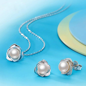 Set di Gioielli Floreali con Perle per Donne, Orecchini e Collana con Fiori Lucidi, Elegante e Fresco per Uso Quotidiano, Gioielli alla Moda - Product Image 2