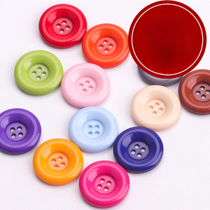 Bottone in Resina a Quattro Fori Colorato per Cappotti, Pigiami e Abbigliamento Casual - Product Image 3