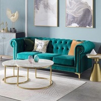 Ensemble de canapés Chesterfield en velours élégant, design moderne, pour utilisation en hôtel, pieds dorés, rembourrage en éponge