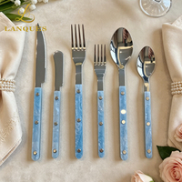 Couverts de luxe en acier inoxydable avec manche en acrylique blanc, couteau, fourchette et cuillère à effet coquillage pour la mise en place de tables de mariage et d'hôtel