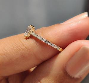 Bague en or blanc avec diamant de laboratoire taille émeraude 0,12 CT clarté VVS sans nickel sans plomb bijoux pour femmes Avira Jewels - Product Image 3