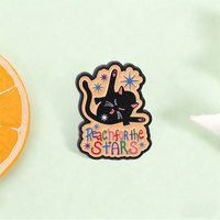 Broche Métallique Chat Inspirant : Chat Noir Souriant et Somnolent Allongé sur Fond Crème, Multicolore, « Tends les Ailes vers les Étoiles »