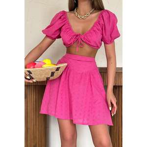 ชุดเสื้อครอปปักลายสีบานเย็นและกระโปรงสั้นสำหรับผู้หญิง สไตล์ Y2K แขนสั้น ผ้าเครป ระบายอากาศได้ดี ชุดแฟชั่น - Product Image 2