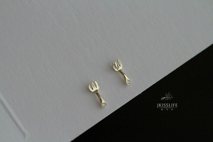 E938 Let's Get Started Pendientes de botón de plata S925 con baño de rodio y oro de 14K, con diseño divertido y creativo de tenedores, paletas y pasteles, con circonita, Christian - Product Image 5