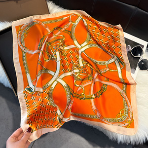 Elegante Pañuelo Cuadrado de Poliéster Transpirable con Patrón de Cadena, Accesorio de Moda Multifuncional para Mujer, Estilo Europeo, Cuatro Estaciones - Product Image 2