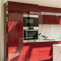 Meubles de cuisine modernes sur mesure en bois laqué rouge brillant, cuisine modulaire avec îlot en marbre et évier