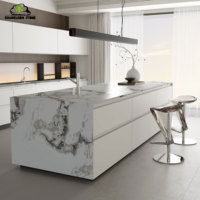 Dalle de porcelaine grand format Arabescato Blanc en pierre frittée avec veines charbon audacieuses, jointées en livre, pour îlot de cuisine