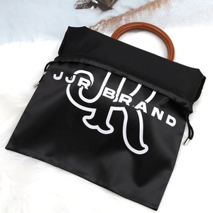 Pochette en satin noir doux avec cordon de serrage, personnalisable avec logo, pour chaussures, extensions capillaires, perruques, sous-vêtements, chapeaux et vêtements - Product Image 3