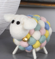 Ornement de mouton arc-en-ciel en feutre de laine fait main avec clochette, figurine d'animal en feutre mignonne, décoration de table pour la maison, cadeau artisanal pour les fêtes