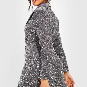 ชุดเดรสปักเลื่อมคอวีสำหรับผู้หญิง ดีไซน์แฟชั่นใหม่จากโรงงานผู้ผลิต (OEM) เหมาะสำหรับงานปาร์ตี้และคริสต์มาส - Product Image 3