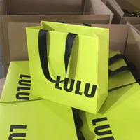 Sac en papier personnalisé pour boutique de vêtements, couleur personnalisée, sac en papier luxueux avec logo sur la poignée