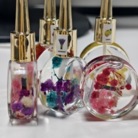 Huile à Cuticules Personnalisée 12 Parfums OEM Réparatrice en Gros pour Ongles Plats Biologique Huile Naturelle Parfumée avec de Vraies Fleurs