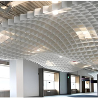 Carreaux de plafond en grille d'aluminium modernes PVC imperméable pour la décoration intérieure du salon, de l'hôtel, grille de plafond en bois également