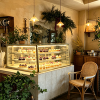 Vitrine en verre sur mesure de luxe pour café, adaptée au design intérieur de café.