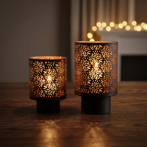 Lanternes décoratives en fer forgé faites à la main Sonnet, porte-bougies à motif floral découpé, résistantes à la chaleur, décoration d'intérieur, lot de 2 pour Noël - Product Image 1