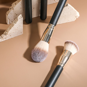 Brochas de maquillaje con mango de madera profesional Premium al por mayor, juego de brochas de maquillaje negro con logotipo personalizado en caja, 4 unidades - Product Image 4