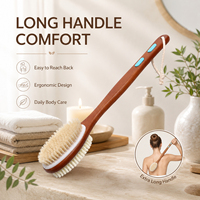 Esponja de baño de madera de caoba teñida con cerdas de fibra mixta de doble cara, con tiras antideslizantes azules y cordón para colgar.