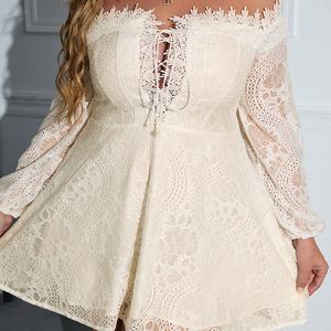 Robe en dentelle taille plus pour femmes Double Crazy Plus, épaules dénudées, laçage sur le devant, panneau en dentelle guipure - Product Image 2