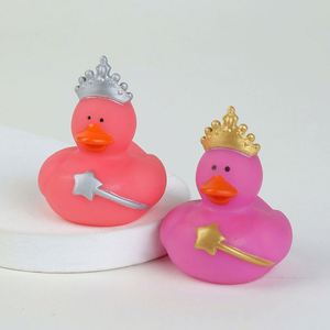 Juguete de Plástico para Niños, Muñeca de Baño Flotante con Sonido, Ecológica y Masticable, Patita Reina - Product Image 1