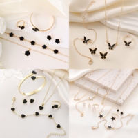 Ensemble de bijoux pour femmes, design varié, 5 pièces/4 pièces, chaîne en métal doré, breloque en émail fleur et papillon, bracelet, boucles d'oreilles, collier