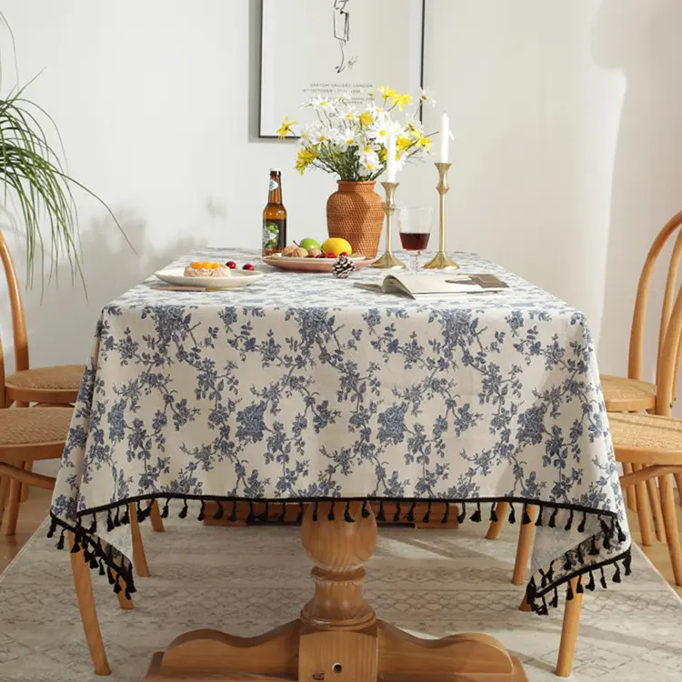 فرشاة طاولة طعام من الدانتيل الفرنسي كتان قطني مطبوع بنقشة ورود زرقاء عتيقة مع شرابة