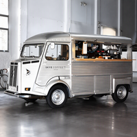 Camionnette alimentaire électrique rétro personnalisée Citroën avec machine à expresso commerciale pour affogato dans un centre artistique