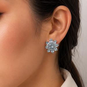 Boucles d'oreilles clous en argent sterling 925 plaqué rhodium avec topaze bleue en forme de fleur - Product Image 2