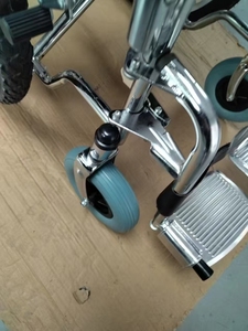 Poggiapiedi in metallo pieghevole in plastica ispessita pedali in lega di alluminio con pali parti di sedie a rotelle per terapia riabilitativa - Product Image 6