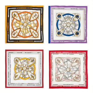Foulard Quadrato Piccolo con Catena 70x70cm, Accessorio Moda Donna con Stampa Trendy - Product Image 1