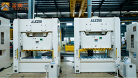 La machine d'estampage CNC de 315 tonnes fonctionne dans la ligne de production de lavabo d'évier en acier inoxydable