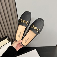 Sandales plates d'été Offre Spéciale pour femmes Magnifiques mules de plage pour femmes avec chaînes métalliques fantaisie pour pantoufles