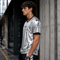 Maillot de football argenté métallisé, style techwear futuriste, vêtement de sport réfléchissant