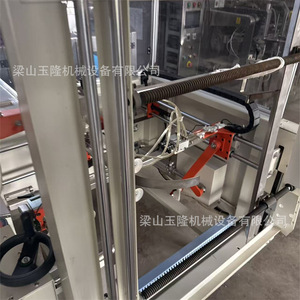 Máquina de Empaquetado de Paquetes de Hielo Yulong Machinery Tipo 100, Línea de Sellado de Cajas Totalmente Automática para Logística de Comercio Electrónico - Product Image 4