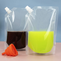 Pochette souple transparente écologique, étanche et recyclable avec bec verseur et bouchon à vis pour l'emballage de jus de fruits et de liquides
