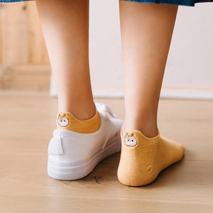 Vente en gros <span class=keywords><strong>de</strong></span> chaussettes courtes brodées avec logo chat mignon chaussettes d'été en coton à coupe basse pour femmes - Product Image 2