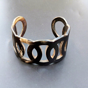 Brazalete de Moda Hecho a Mano con Diseño Único de Cuerno de Vaca Natural con Patrón Animal para Mujer - Product Image 1