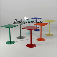 Tables de réception carrées modernes pour café et thé avec chaises, idéales pour les espaces de loisirs commerciaux et les négociations en restaurant