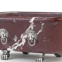 Baignoire ovale autoportante en marbre rouge veiné avec pieds en forme de tête de lion et pieds argentés pour maison et hôtel