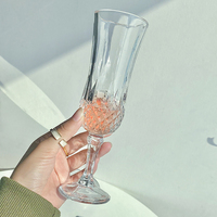 Verre à vin rouge en relief style Instagram pour flûte, design élégant et raffiné, 101-200 ml
