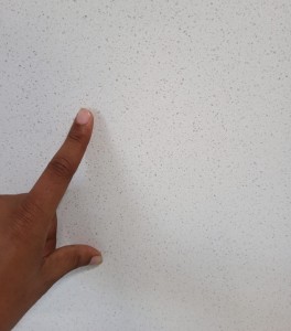 ควอตซ์วิศวกรรมอาร์วาไวท์พร้อมฐานสีขาวนวลและลวดลายหินธรรมชาติที่เรียบง่าย - Product Image 3