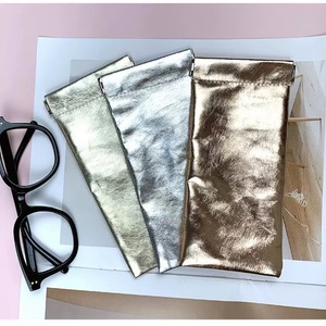 <span class=keywords><strong>Estuche</strong></span> <span class=keywords><strong>para</strong></span> Gafas de Sol de Cuero PU con Logotipo Personalizado, <span class=keywords><strong>Estuche</strong></span> <span class=keywords><strong>para</strong></span> Gafas de Sol Rectangular Clásico en Dorado y Plateado, Venta al por Mayor - Product Image 3