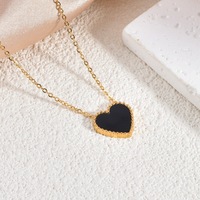 Collier Cœur en Acier Inoxydable Plaqué Or 18K avec Pendentifs Délicats en Nacre et Onyx Noir pour Femme – Vente en Gros, Anti-ternissement
