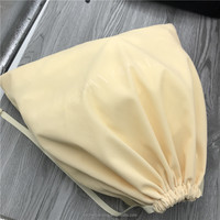 Sac d'emballage cadeau d'anime de jeu de velours suédé souple avec logo personnalisé, pochette à poussière périphérique en velours d'anime Logo en relief
