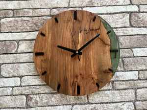 Horloge murale en résine et bois artisanale, décorative, durable, fonctionnelle, élégante et raffinée, idéale pour le salon - Product Image 4
